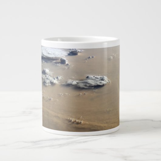 サハラ砂漠の砂海を吹き抜ける砂塵。 ジャンボコーヒーマグカップ (正面)