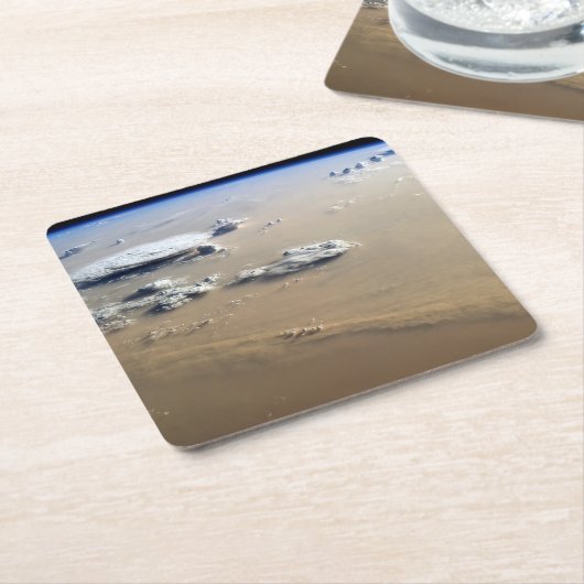サハラ砂漠の砂海を吹き抜ける砂塵。 スクエアペーパーコースター (アングル)