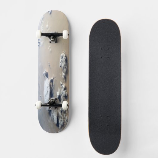 サハラ砂漠の砂海を吹き抜ける砂塵。 スケートボード (正面)