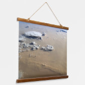 サハラ砂漠の砂海を吹き抜ける砂塵。 吊り下げ型タペストリー (傾斜あり)