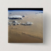 サハラ砂漠の砂海を吹き抜ける砂塵。 缶バッジ (正面)