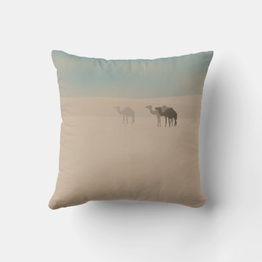 サハラ砂漠砂漠で歩いている3頭のヒトコブラクダのラクダ クッション (裏面)