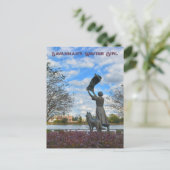 サバンナの手を振る少女モニュメント写真 ポストカード (スタンド正面)