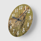 サバンナの草の野生のアフリカのチータ ラウンド壁時計 (傾斜)