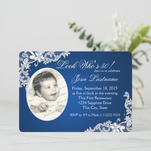 サファイアブルーとフローラレースフォト誕生日 招待状 (スタンド正面)