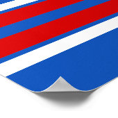 サファイアブルーとレッドホワイトストライプチームジャージー ポスター (角)