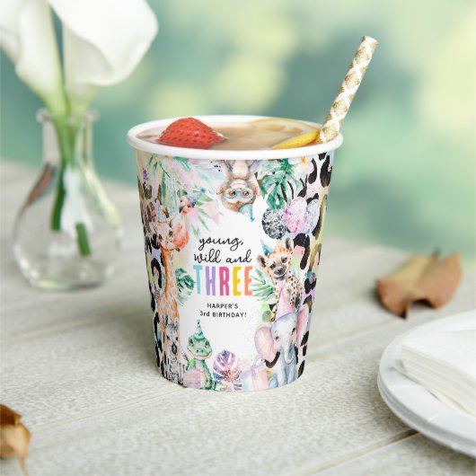 サファリの動物の30歳の誕生日を祝う若い、野生の動物と3 紙コップ (インサイチュ)