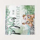 サファリ ワイルド バースデー ライオン パーソナライズ タペストリー (正面(横))