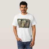サフォーク羊の牧歌的な牧場または納屋の風景 Tシャツ (正面フル)