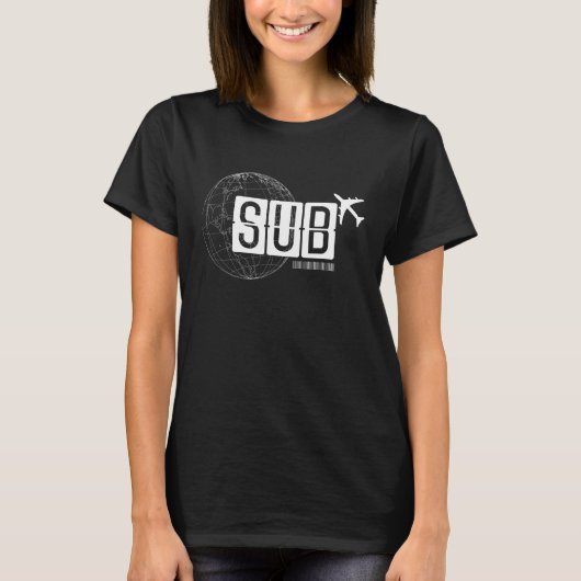 サブスラバヤエアポートコードトラベル Tシャツ (正面)