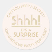 サプライズバースデーパーティスタイリッシュ赤面ピンク&金ゴールド ラウンドシール (正面)