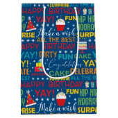 サプライズバースデーパーティータイポグラフィパターン ミディアムペーパーバッグ (裏面)