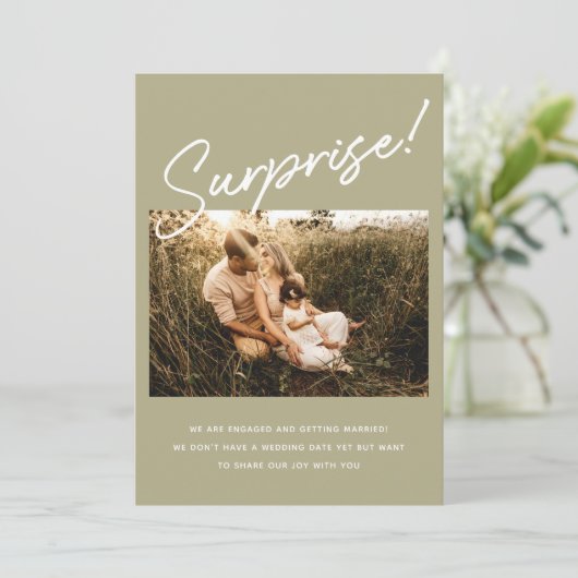 サプライズモダンセージグリーン婚約写真 セーブザデート (スタンド正面)