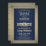 サプライズリタイアメントパーティーシーッ！ネイビーブルー&金ゴールド セーブザデート<br><div class="desc">秘密保はある？招待状の同僚、同僚、家族と友人は、ネイビーエレガントブルーと金ゴールドフォイルとカスタムエキサイティングなサプライズ退職型お祝いに日フェイク付パーティの招待状を保存する。このテンプレート上のすべての文言シンプルは、メッセージを含むパーソナライズするメッセージである"し！驚いたよ」 このデザインはモダンクラシック縁どヴィンテージアストライプのートデコタイポグラフィと脚書スタイリッシュを備えている。金ゴールドは金属箔ではなくグラデーションカラーで印刷されることに注意すること。この男女兼用デザインは男性にも女性にも適している。おめでとうございます！</div>