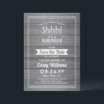 サプライズリタイア素朴パーティーグフェイクレイ材 セーブザデート<br><div class="desc">秘密保はある？招待状の同僚、同僚、家族や友人の灰色の木材エレガントとエキサイティングな驚きの退職お祝いカスタムに日付のパーティの招待状を保存する。このテンプレート上のすべての文言シンプルは、メッセージを含むパーソナライズするメッセージである"し！驚いたよ」 デザインは素朴なモダングレーの木の背景に白い縁どストライプの、クラシックヴィンテージのタイポグラフィ、書のアートを備えている。この男女兼用デザインは男性にも女性にも適している。おめでとうございます！</div>