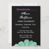 サプライズ誕生日グリーンパープルデイジー名前をカスタムする 招待状 (裏面)