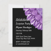 サプライズ誕生日パープルフラワーズ名前をカスタムするS303 招待状 (裏面)