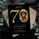 サプライズ金ゴールドグリッター70th誕生日写真 招待状<br><div class="desc">70誕生日金ゴールドグリッター写真パーティーテンプレート。デジタルダウンロード印刷可能。カスタム、編パーソナライズされた集ダウンロード</div>