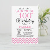 サプライズ100歳の誕生日 ピンクのシェブロン 招待状 (スタンド正面)