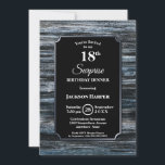 サプライズ18th誕生日ディナーウッドパーティー 招待状<br><div class="desc">黒い背景に白い縁ど文字が強調された素朴なシルバーブルーとグレーの納屋の木の驚き18thバースデーディナー招待。</div>