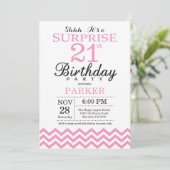 サプライズ21歳の誕生日招待状ピンクシェブロン 招待状 (スタンド正面)