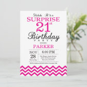 サプライズ21歳の誕生日招待状ホットピンクシェブロン 招待状 (スタンド正面)