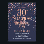 サプライズ30th誕生日パーティー – 海軍とバラの金ゴールド 招待状<br><div class="desc">サプライズ30th誕生日パーティの招待状。海軍エレガントのデザインとグリッターのバラ金ゴールド。スクリプトスタイリッシュのフォントと紙吹雪の機能。メッセージもしメッセージはカスタム年齢。</div>