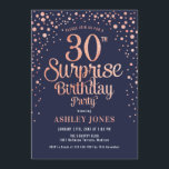 サプライズ30th誕生日パーティー – 海軍とバラの金ゴールド 招待状<br><div class="desc">サプライズ30th誕生日パーティの招待状。海軍エレガントのデザインとグリッターのバラ金ゴールド。スクリプトスタイリッシュのフォントと紙吹雪の機能。メッセージもしメッセージはカスタム年齢。</div>