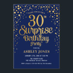 サプライズ30th誕生日パーティー – 海軍と金ゴールド 招待状<br><div class="desc">サプライズ30th誕生日パーティの招待状。ネイビーエレガントブルーとグリッター金ゴールドのフェイクデザイン。スクリプトスタイリッシュのフォントと紙吹雪の機能。メッセージもしメッセージはカスタム年齢。</div>