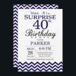 サプライズ40th誕生日ネイビーブルーシェブロン 招待状<br><div class="desc">ネイビーブルーシェブロンと驚きの40th誕生日招待状。白黒。大人誕生日。男性または女性のBday招待状。さらにカスタマイクリックズを行う場合はカスタマイズ、「IT」ボタンをクリックし、このテンプレートを変更するために当社のデザインツールを使用する。</div>
