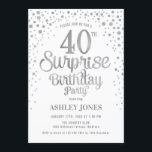 サプライズ40th誕生日パーティー – シルバー&ホワイト 招待状<br><div class="desc">サプライズ40th誕生日パーティの招待状。白エレガントとグリッター銀のフェイクデザイン。スクリプトスタイリッシュのフォントと紙吹雪の機能。メッセージもしメッセージはカスタム年齢。</div>