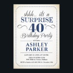 サプライズ40th誕生日パーティー – ホワイトネイビー 招待状<br><div class="desc">サプライズ40th誕生日パーティの招待状。白シンプル、ネイビー青、黒のデザインの上品なクラス。機能スクエレガントリプトフォント男性または女性のための驚きの日のお祝い。どんなカスタマイズ年にも入る事ができる！</div>