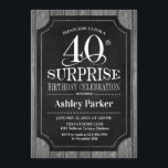 サプライズ40th誕生日パーティー- Chalkboard White 招待状<br><div class="desc">サプライズ素朴40th誕生日お祝い招待状。黒エレガント、白、灰色の木柄の上品なデザイン。機能スクエレガントリプトフォントメッセージもしメッセージのカスタマイズが必要</div>