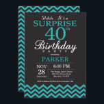 サプライズ40th誕生日招待状ブラック&ティール（緑がかった色） 招待状<br><div class="desc">ブラックとティール（緑がかった色）のシェブロンと驚きの40th誕生日招待状。黒板。大人誕生日。男性または女性のBday招待状。さらにカスタマイクリックズを行う場合はカスタマイズ、「IT」ボタンをクリックし、このテンプレートを変更するために当社のデザインツールを使用する。</div>
