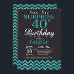 サプライズ40th誕生日招待状ブラック&ティール（緑がかった色） 招待状<br><div class="desc">ブラックとティール（緑がかった色）のシェブロンと驚きの40th誕生日招待状。黒板。大人誕生日。男性または女性のBday招待状。さらにカスタマイクリックズを行う場合はカスタマイズ、「IT」ボタンをクリックし、このテンプレートを変更するために当社のデザインツールを使用する。</div>
