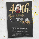 サプライズ40th誕生日金ゴールドブラックカスタム写真 招待状<br><div class="desc">サプライズ40th誕生日金ゴールドブラックカスタム招待状写真。この招待お洒落は、簡単対読文字の澄んデザインを備えて、すべての重要な詳細が楽に運ぶことを保証する。黒を背景にフェイクまばゆい金ゴールドにフォイルのアクセントを加えることで、印象的な視覚効果を生み出し、全体的な外観に贅沢なtouchを加える。この招待モダンは、その美学と永遠の魅力と、思い出に残るお祝いのためのステージを設定し離れ、あなたの愛する人が興奮し、待っている驚きを期待して熱心に。このデザインを選択してスタイリッシュステートメントを作成し、ゲストにとって忘れられない体験を作成する。</div>
