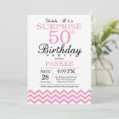 サプライズ50歳の誕生日招待状 ピンクのシェブロン 招待状 (スタンド正面)
