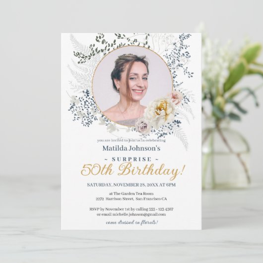 サプライズ50誕生日繊細なフローラバラ写真 招待状 (スタンド正面)