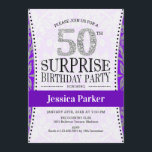 サプライズ50誕生日 – ホワイトシルバーパープル 招待状<br><div class="desc">サプライズ50th誕生日パーティー招エレガント待デザインのフェイクグリッター銀、白と紫。</div>