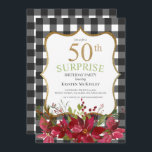 サプライズ50thバッファロープレイドレッドフラワーズ誕生日 招待状<br><div class="desc">このおもしろいデザインはあなたの誕生日イベントに最適だ。このデザインは、バッファローの格子状の背景、金ゴールドフェイクグリッターのアクセント、赤い花、およびカスタムタイポグラフィを備えている。</div>