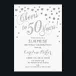 サプライズ50th誕生日パーティー – シルバーホワイト 招待状<br><div class="desc">驚きの50th誕生日パーティー招エレガント待デザインとフェイクグリッターシルバーと白。機能スクリプトフォントと紙吹雪。応援50年！メッセージもしメッセージの年齢がカスタム必要だ。</div>