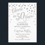 サプライズ50th誕生日パーティー – シルバーホワイト 招待状<br><div class="desc">驚きの50th誕生日パーティー招エレガント待デザインとフェイクグリッターシルバーと白。機能スクリプトフォントと紙吹雪。応援50年！メッセージもしメッセージの年齢がカスタム必要だ。</div>