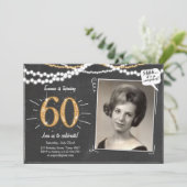 サプライズ60六十金ゴールドグリッター誕生日招待状 招待状 (スタンド正面)