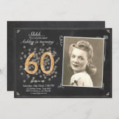 サプライズ60誕生日の招待Chalkboard 素朴 招待状 (正面/裏面)