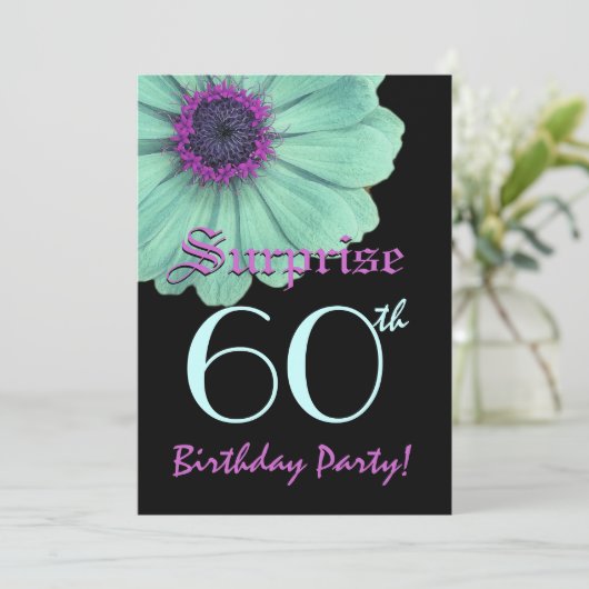 サプライズ60誕生日テンプレートグリーンパープルデイジー 招待状 (スタンド正面)