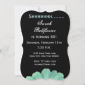 サプライズ60誕生日テンプレートグリーンパープルデイジー 招待状 (裏面)