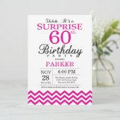 サプライズ60誕生日招待状ホットピンクシェブロン 招待状 (スタンド正面)