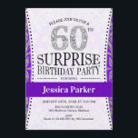 サプライズ60誕生日 – ホワイトシルバーパープル 招待状<br><div class="desc">グリッター銀、白と紫の驚きの60thエレガントバースデーパーティー招フェイク待デザイン。</div>