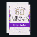 サプライズ60誕生日 – 白金ゴールド紫 招待状<br><div class="desc">驚きの60th誕生日パーティー招待エレガントデザインでフェイクグリッター金ゴールド、白と紫。</div>