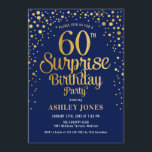 サプライズ60th誕生日パーティー – 海軍と金ゴールド 招待状<br><div class="desc">60th Birthday Partyへの招待。ネイビーエレガントブルーとグリッター金ゴールドのフェイクデザイン。スクリプトスタイリッシュのフォントと紙吹雪の機能。メッセージもしメッセージはカスタム年齢。</div>